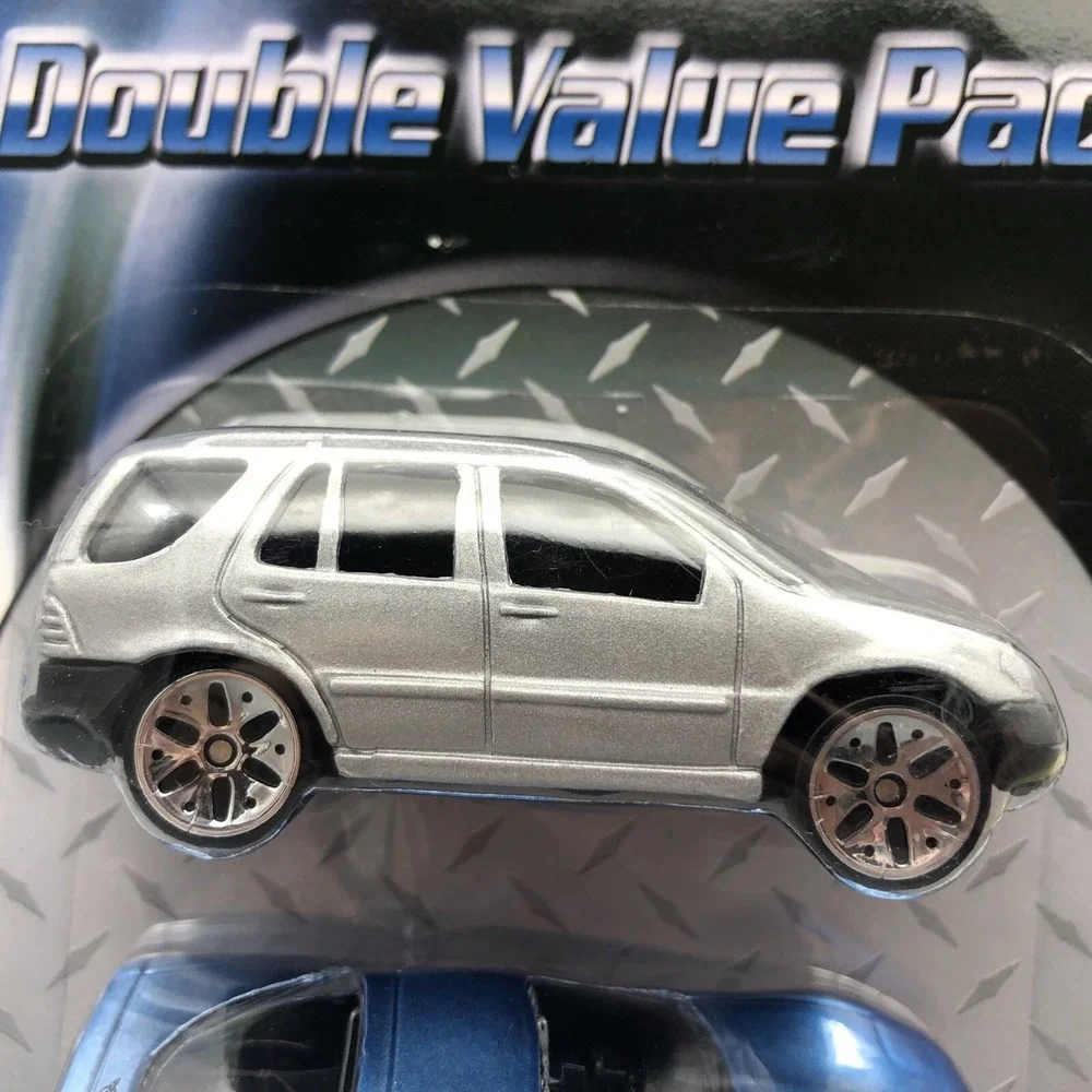 Maisto Double Value Pack Blue Corvette &‎ Silver Hummer Diecast 1/64 Scale